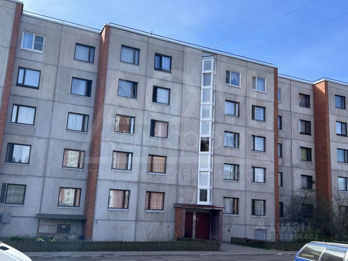 Продажа 2-комн квартиры на вторичном рынке Приозерск, улица Суворова, 36