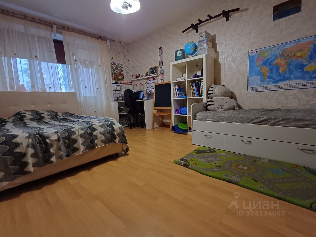 Продажа 3-комн квартиры на вторичном рынке пос. Ильичево, улица Парковая, 8