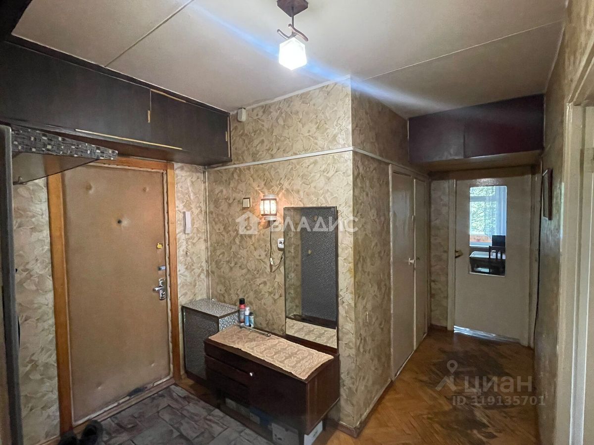 Продажа 3-комн квартиры на вторичном рынке Лобня, улица Чкалова, 12