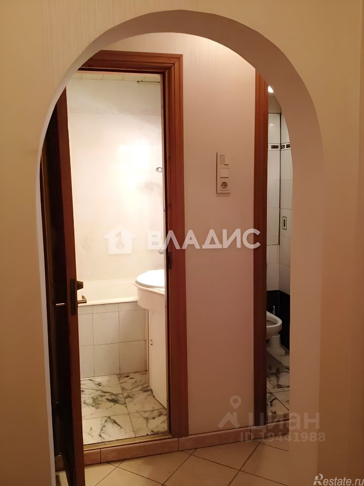 Продажа 2-комн квартиры на вторичном рынке Изумрудная улица,  д. 11