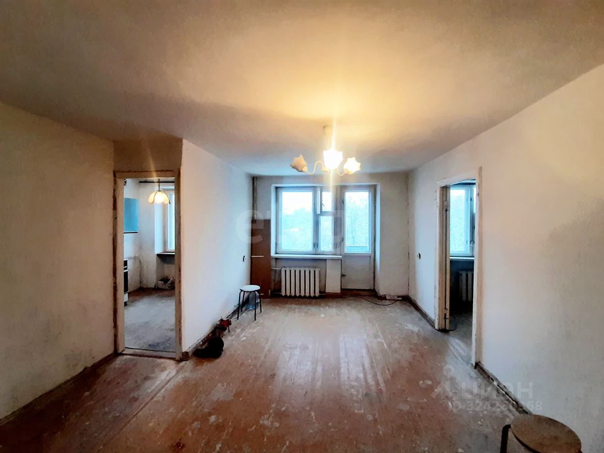 Продажа 2-комн квартиры на вторичном рынке Кириши, улица Мира, 11