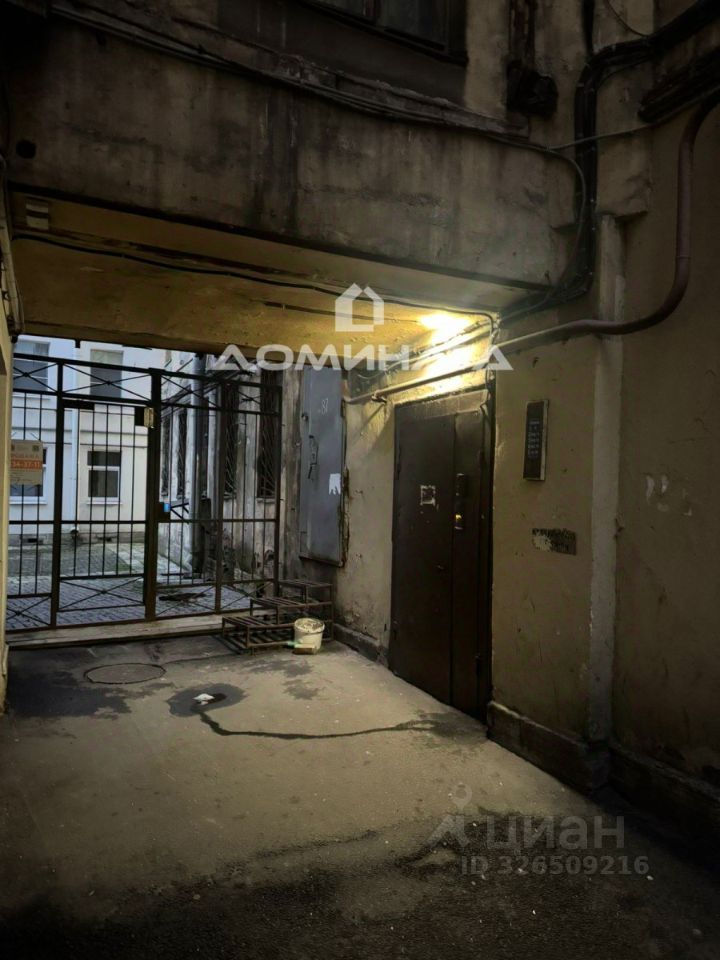 Продажа 3-комн квартиры на вторичном рынке Старо-Петергофский пр-кт,  д. 28