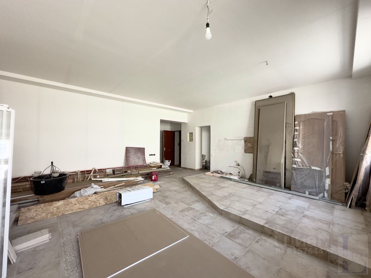 Продажа 4-комн квартиры на вторичном рынке Школьная улица, 8