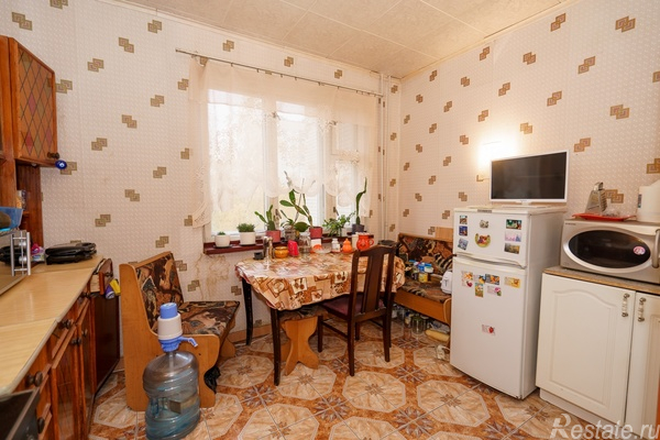 Продажа 3-комн квартиры на вторичном рынке Малая Карпатская ул,  д. 13