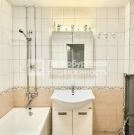 Продажа 1-комн квартиры на вторичном рынке Ленинский пр-кт,  д. 72,  к. 1