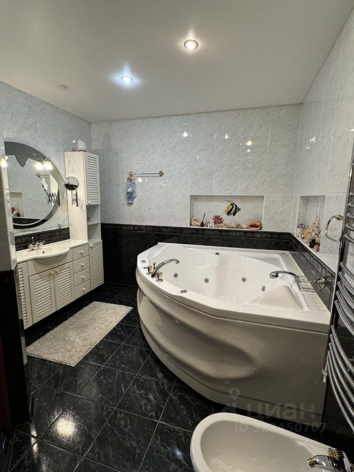 Продажа 4-комн квартиры на вторичном рынке проспект Энгельса, 126К1