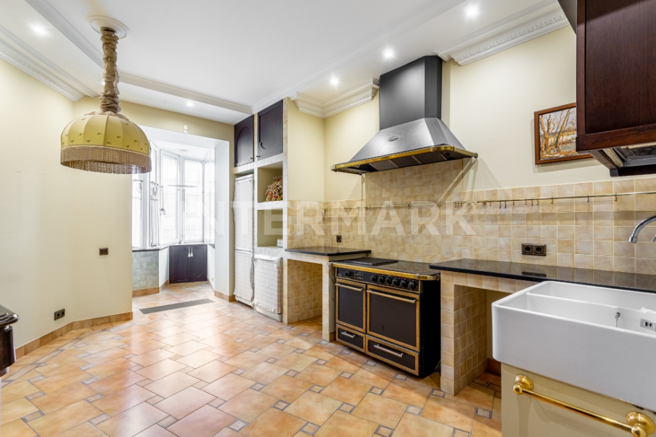 Продажа 4-комн квартиры на вторичном рынке Оболенский пер., 9 корп. 8