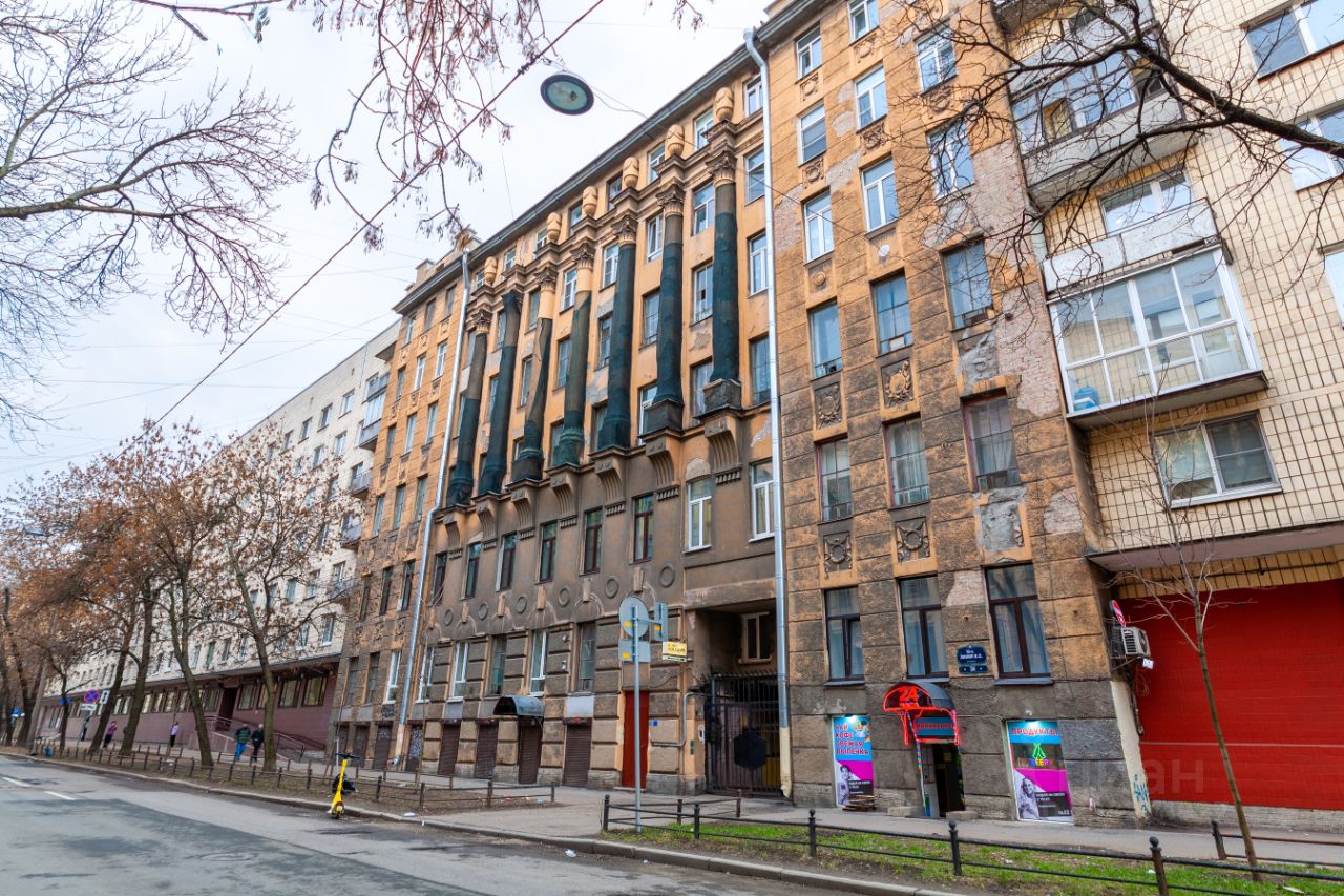 Продажа 4-комн квартиры на вторичном рынке 15-я Васильевского острова линия, 34