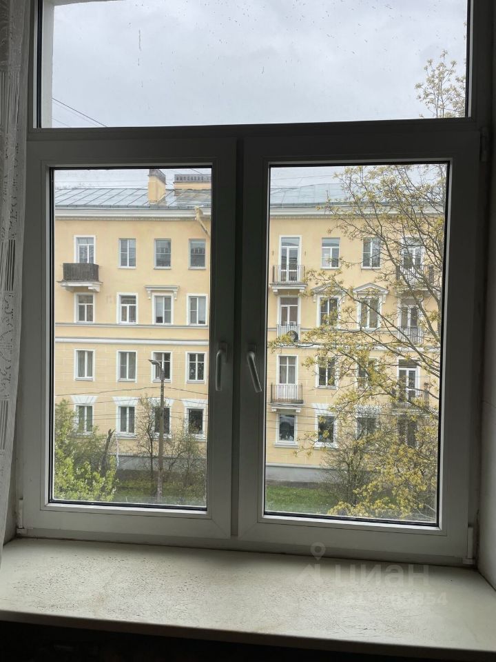 Продажа 2-комн квартиры на вторичном рынке Петергоф, Суворовская улица, 5к3