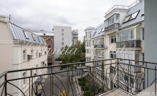 Продажа 4-комн квартиры на вторичном рынке Головин Б. пер,  д. 2