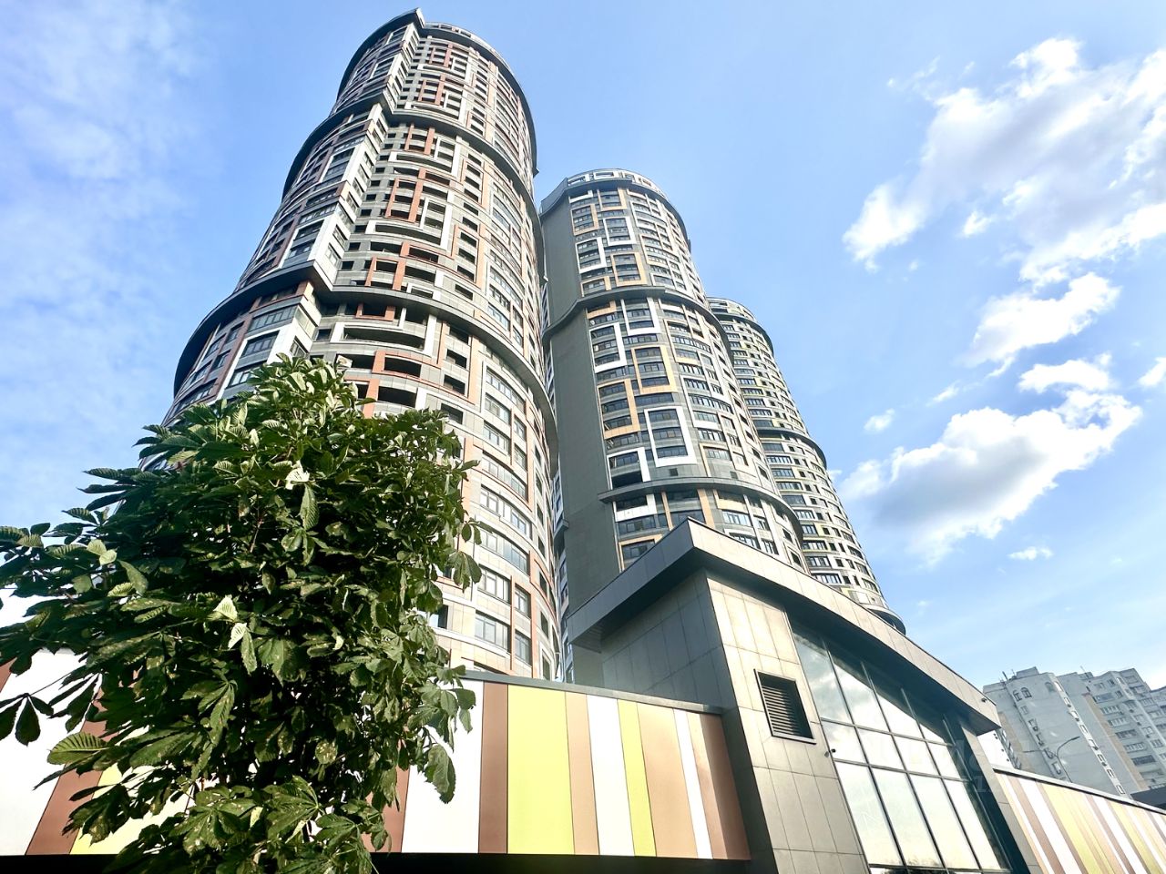 Продажа 3-комн квартиры на вторичном рынке проспект 60-летия Октября, 17