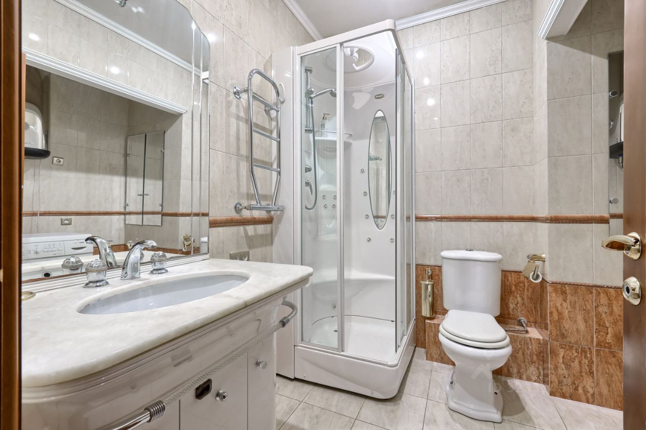 Продажа 4-комн квартиры на вторичном рынке Капитанская улица, 4