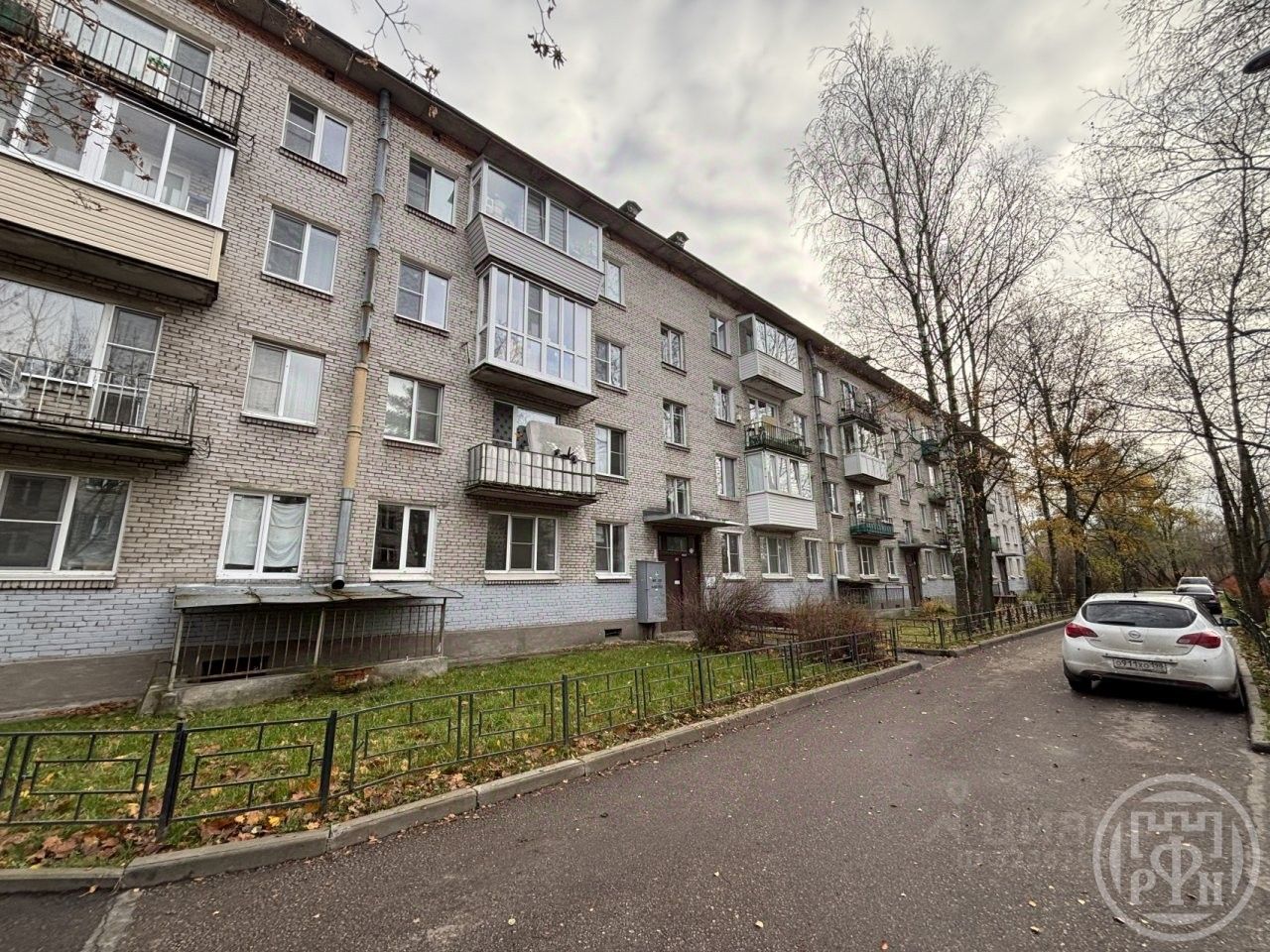 Продажа 2-комн квартиры на вторичном рынке пос. Стрельна, улица Грибоедова, 13