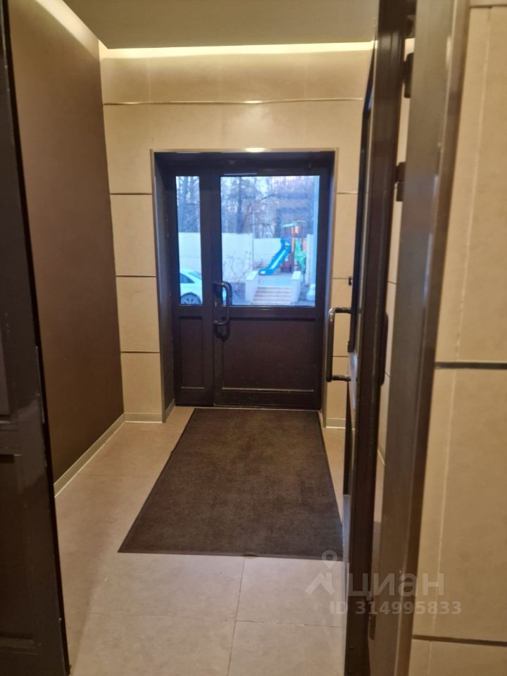 Продажа 2-комн квартиры на вторичном рынке Изумрудная улица, 24