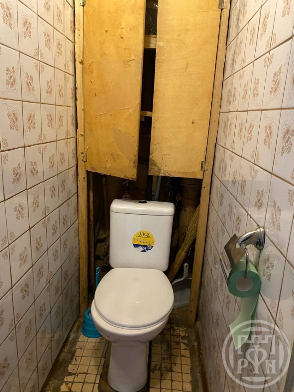 Продажа 2-комн квартиры на вторичном рынке Луга г., Кирова просп.,  д. 18,  к. б