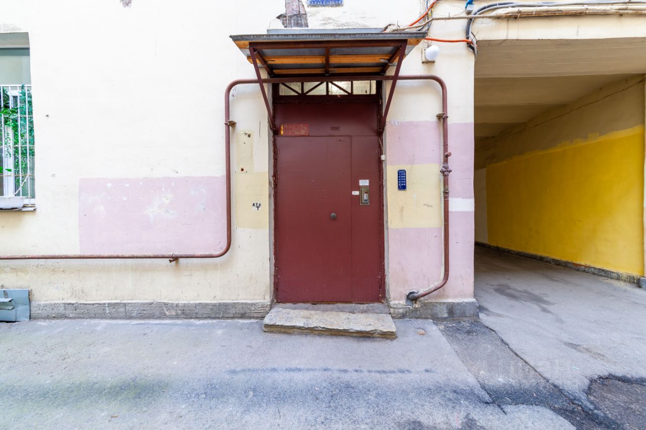 Продажа 4-комн квартиры на вторичном рынке 15-я Васильевского острова линия, 34