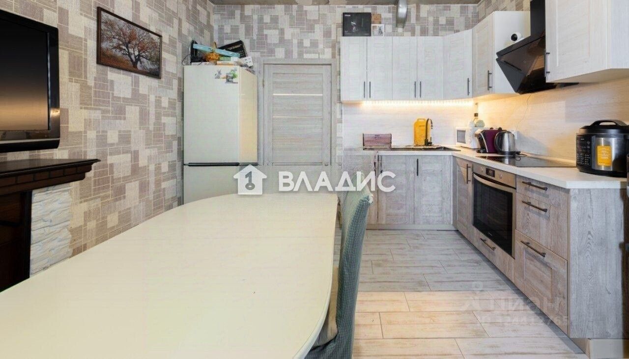 Продажа 2-комн квартиры на вторичном рынке пос. Бугры, улица Школьная, 11к2