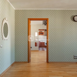 Продажа 4-комн квартиры на вторичном рынке проспект Авиаконструкторов,  д. 32