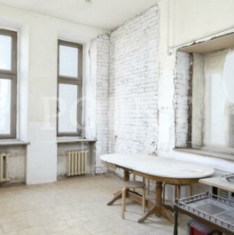 Продажа 5-комн квартиры на вторичном рынке Поварская ул