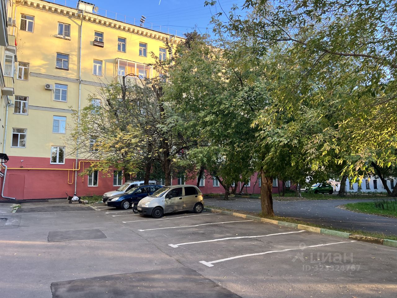 Продажа 2-комн квартиры на вторичном рынке Михалковская улица, 40