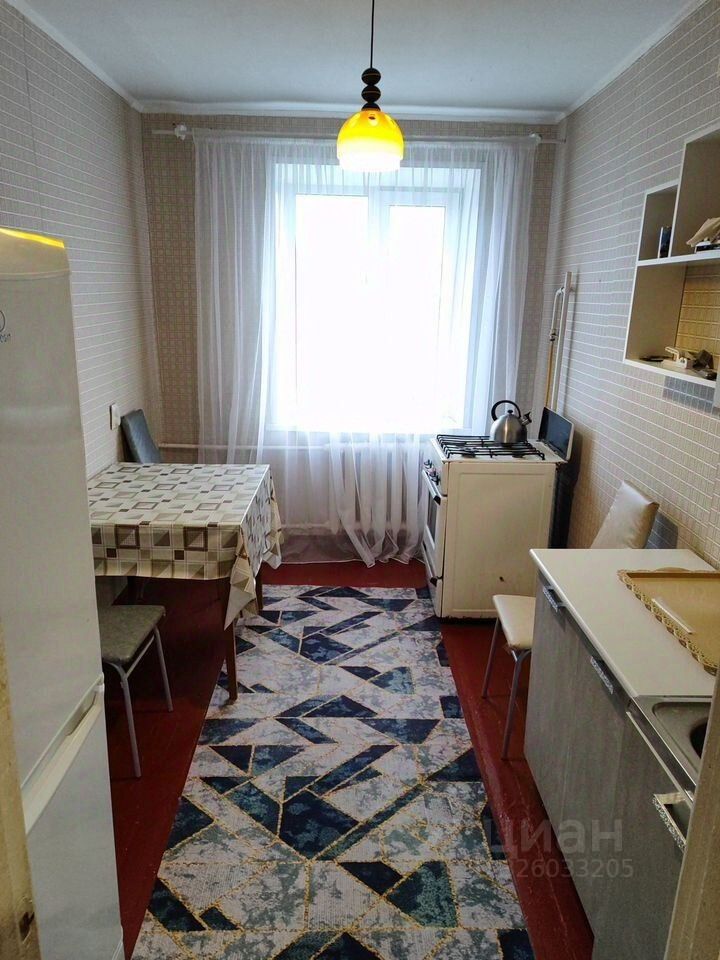 Продажа 2-комн квартиры на вторичном рынке Кириши, проспект Героев, 2
