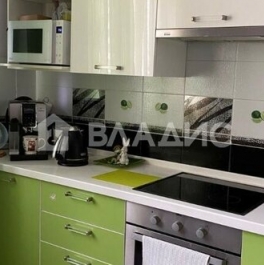 Продажа 3-комн квартиры на вторичном рынке улица Маршала Савицкого,  д. 28