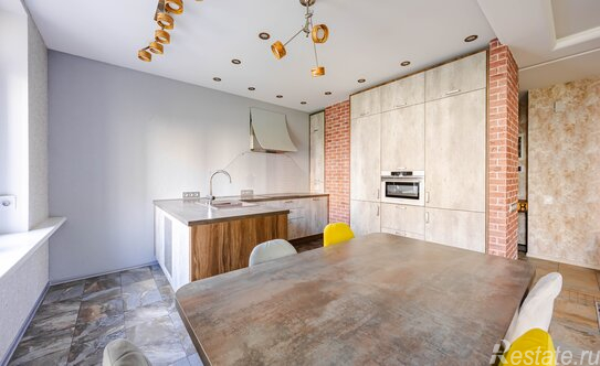 Продажа 4-комн квартиры на вторичном рынке Космонавтов пр-кт,  д. 63,  к. 1