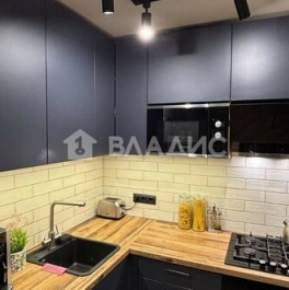 Продажа 2-комн квартиры на вторичном рынке улица Есенина,  д. 8 к1