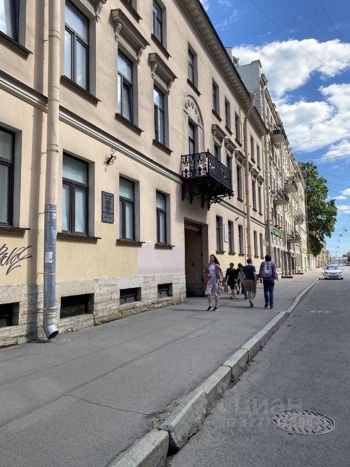 Продажа 4-комн квартиры на вторичном рынке 8-я линия,  д. 39
