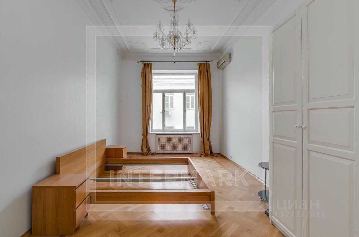 Продажа 4-комн квартиры на вторичном рынке улица Знаменка, 13С1