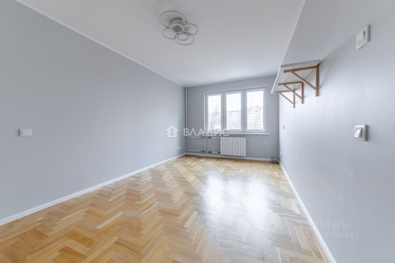 Продажа 3-комн квартиры на вторичном рынке Школьная улица, 104к2