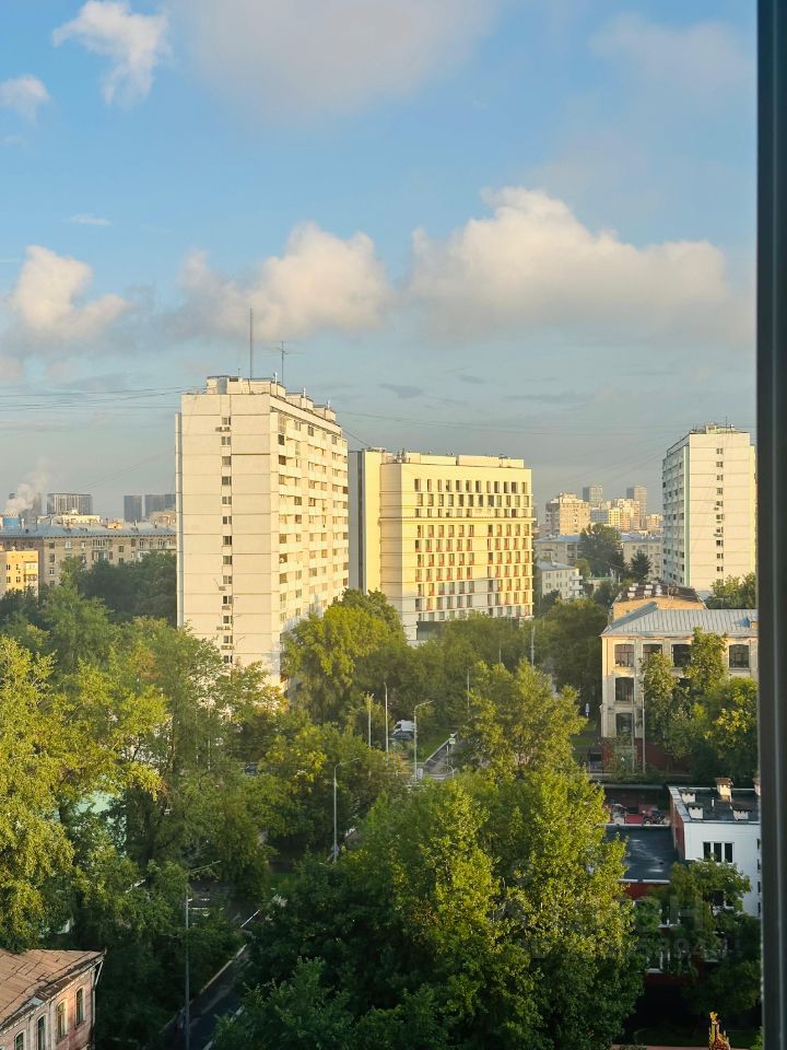 Продажа 4-комн квартиры на вторичном рынке Библиотечная улица, 6