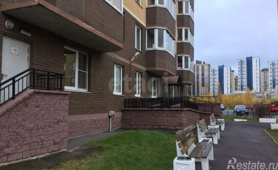 Продажа 4-комн квартиры на вторичном рынке улица Маршала Казакова