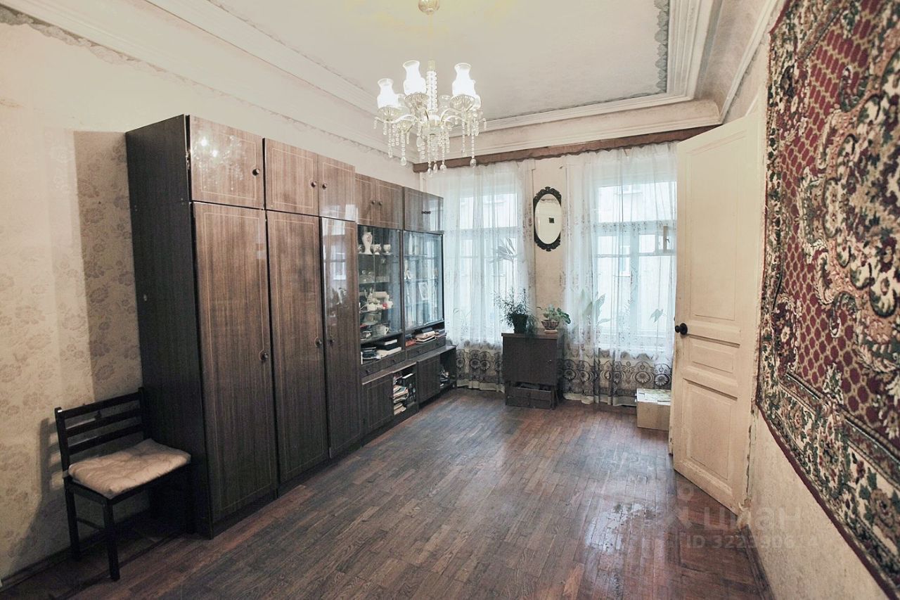 Продажа 4-комн квартиры на вторичном рынке 14-я Васильевского острова линия, 37