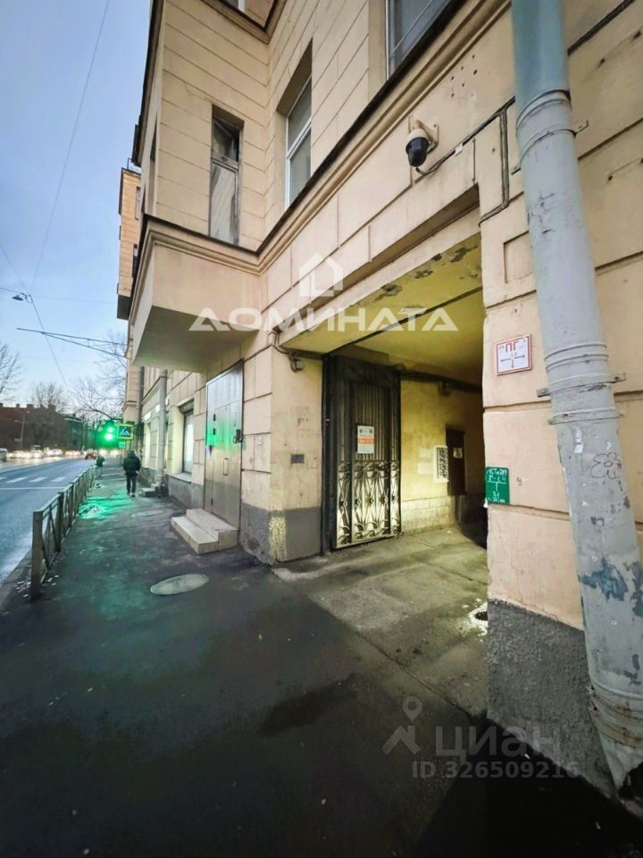 Продажа 3-комн квартиры на вторичном рынке Старо-Петергофский проспект, 28
