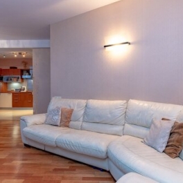 Продажа 3-комн квартиры на вторичном рынке улица Одоевского,  д. 28