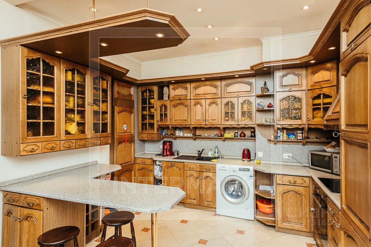Продажа 4-комн квартиры на вторичном рынке улица Знаменка, 15