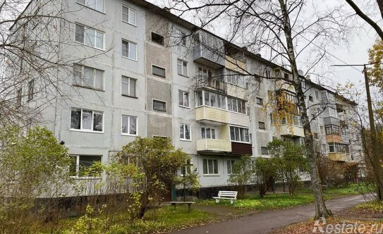 Продажа 2-комн квартиры на вторичном рынке Сясьстрой, ул Космонавтов,  д. 6