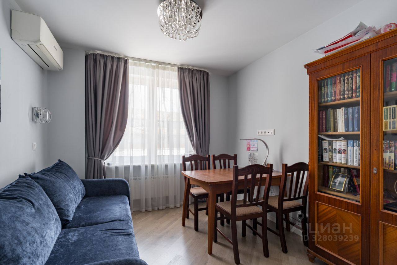 Продажа 3-комн квартиры на вторичном рынке Смольная улица, 31