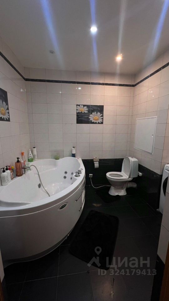 Продажа 4-комн квартиры на вторичном рынке Волжский бульвар, 11