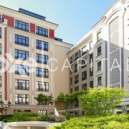 Продажа 5-комн квартиры на вторичном рынке Хлебный пер,  д. 1