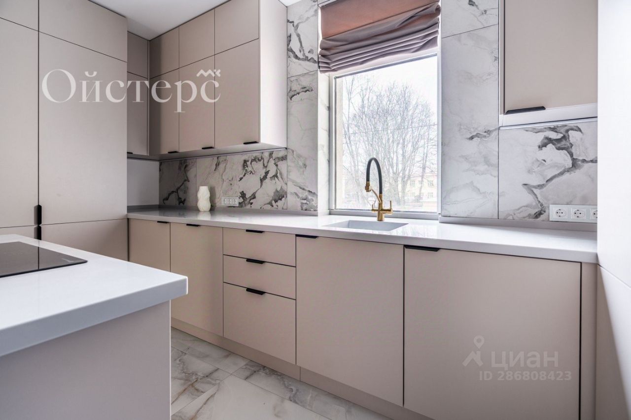 Продажа 3-комн квартиры на вторичном рынке 15-я Васильевского острова линия, 84
