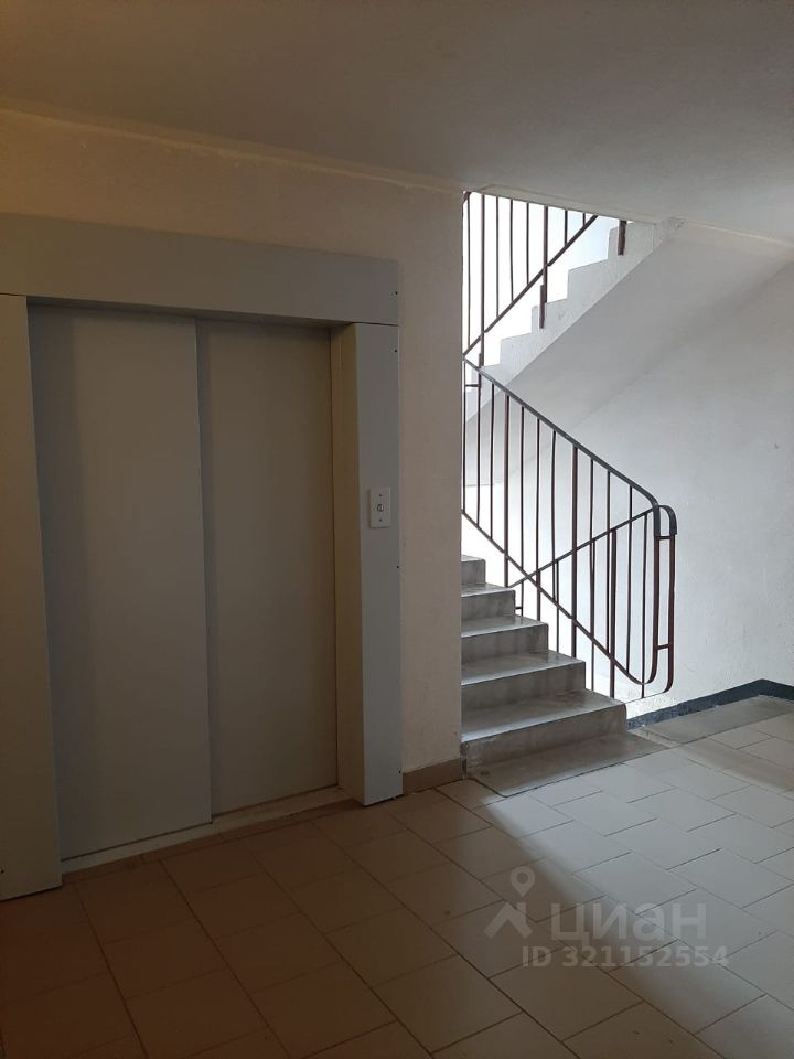 Продажа 2-комн квартиры на вторичном рынке Имени Свердлова пгт, проезд Западный, 11Ак2