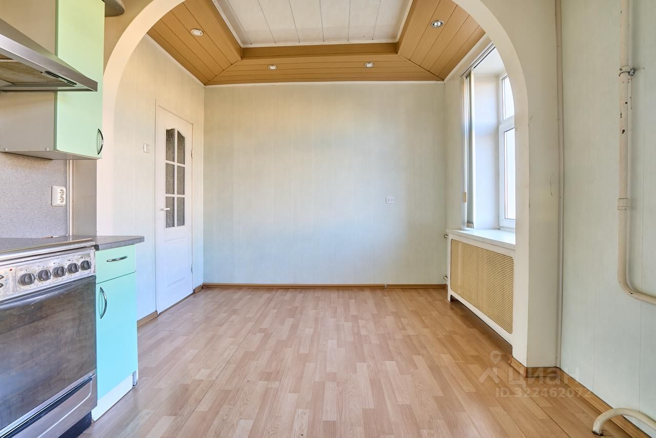 Продажа 2-комн квартиры на вторичном рынке 3-я Васильевского острова линия, 58