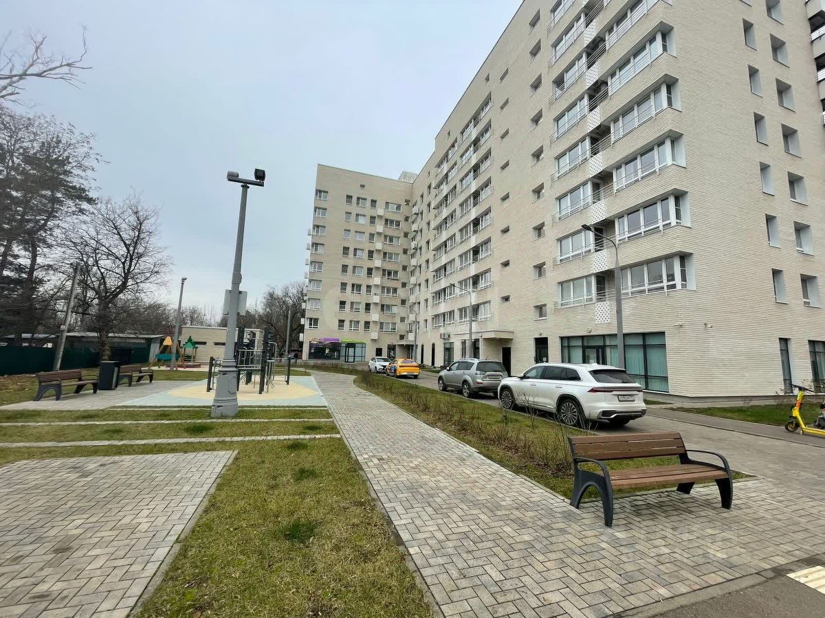 Продажа 3-комн квартиры на вторичном рынке улица Черное Озеро, 4