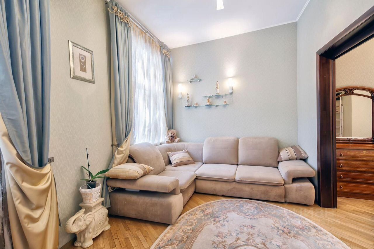 Аренда 2-комн квартиры на вторичном рынке Каменноостровский проспект, 34