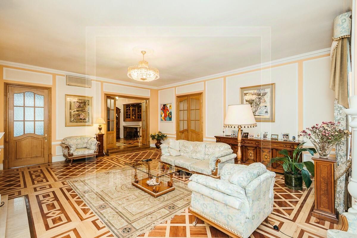 Продажа 4-комн квартиры на вторичном рынке улица Знаменка, 15