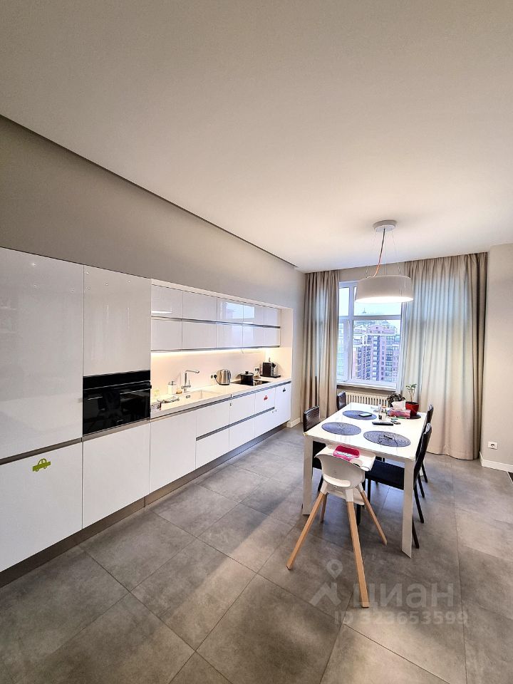 Продажа 3-комн квартиры на вторичном рынке улица Маршала Соколовского, 5