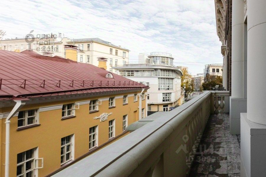 Продажа 4-комн квартиры на вторичном рынке Большой Левшинский переулок, 11
