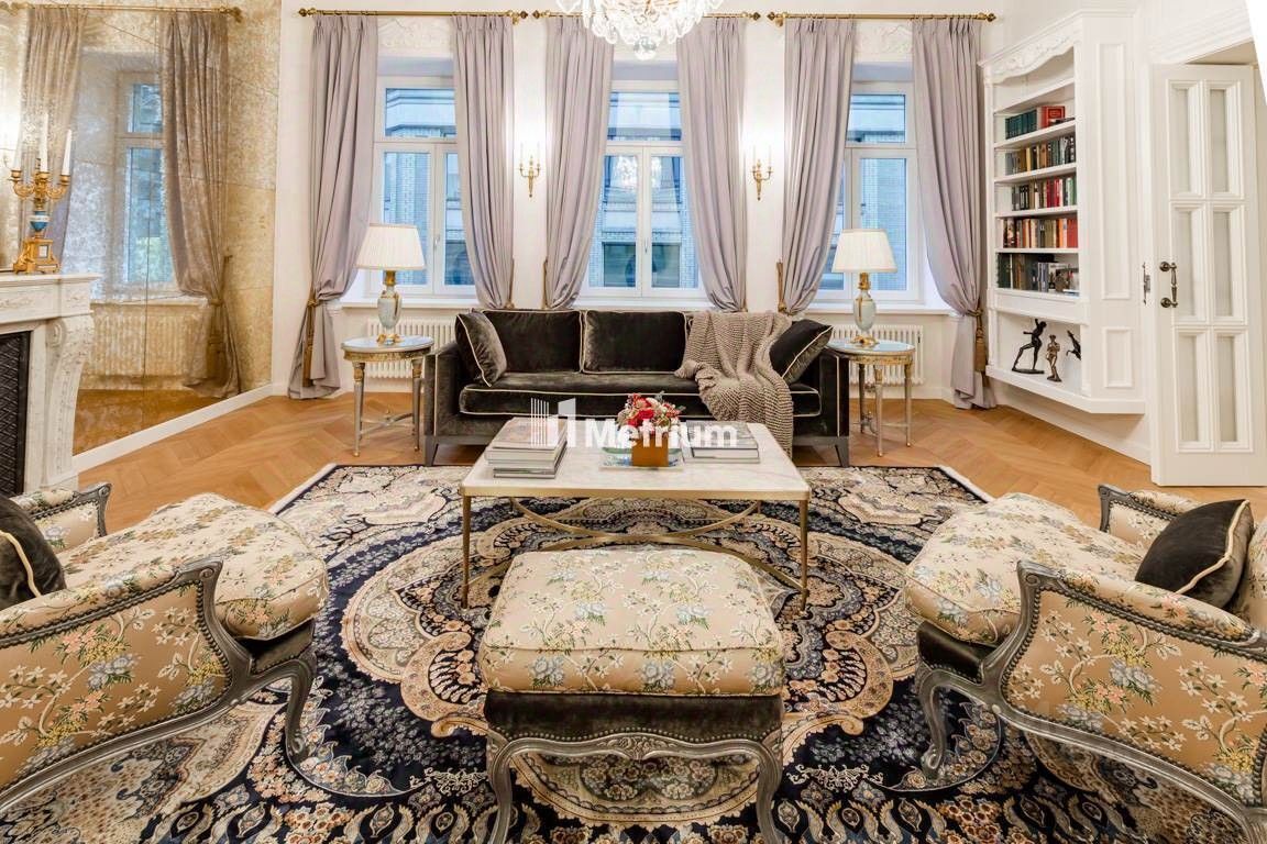 Продажа 2-комн квартиры на вторичном рынке Никольская улица, 10/2С2б